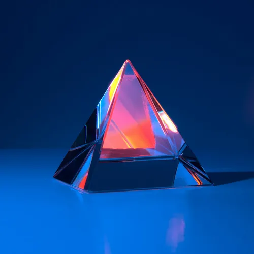 Prisma di vetro che scompone la luce in riflessi rossi e blu